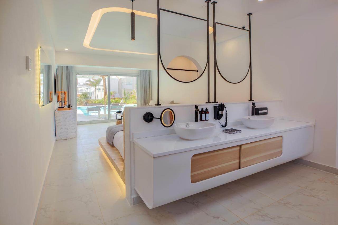 Deluxe Swim-Up Room