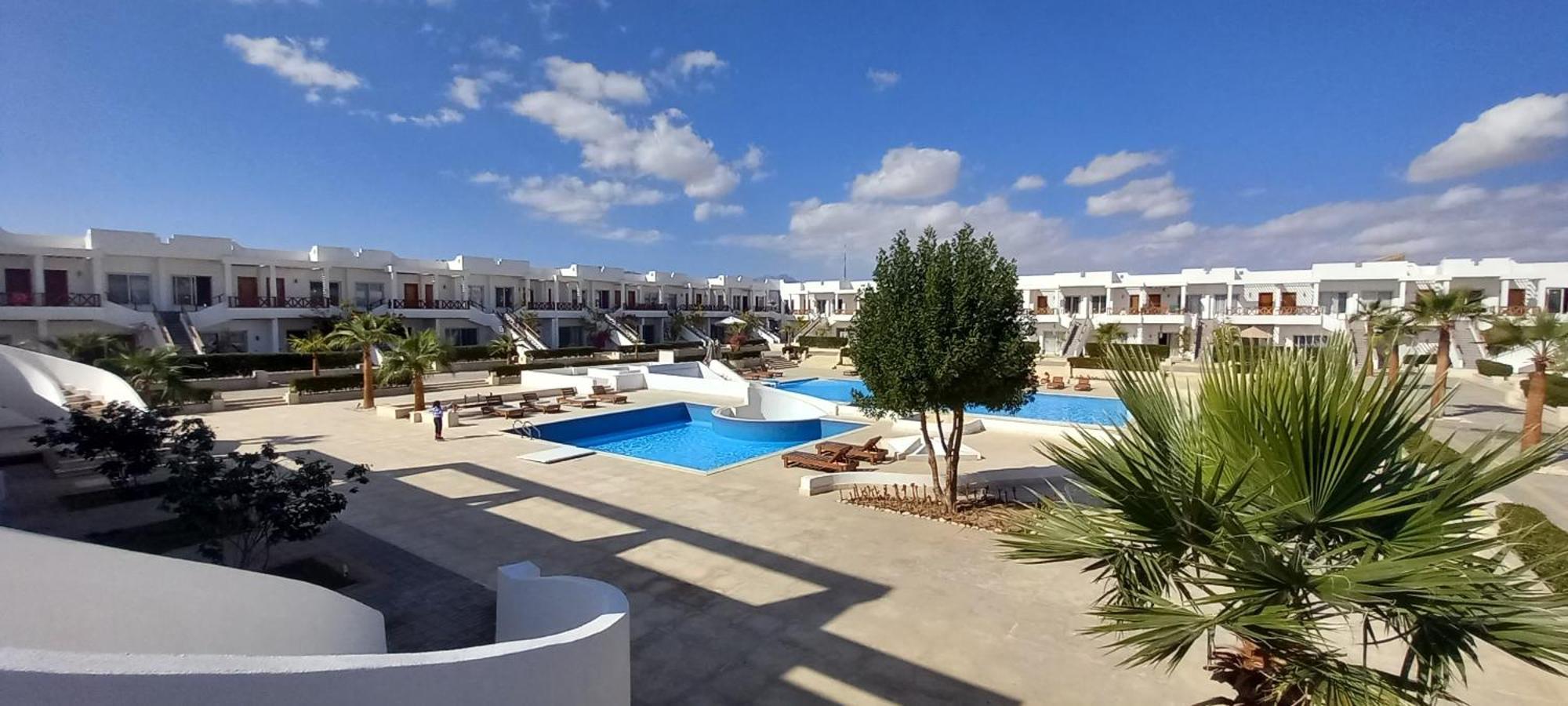 Apartment with Pool View