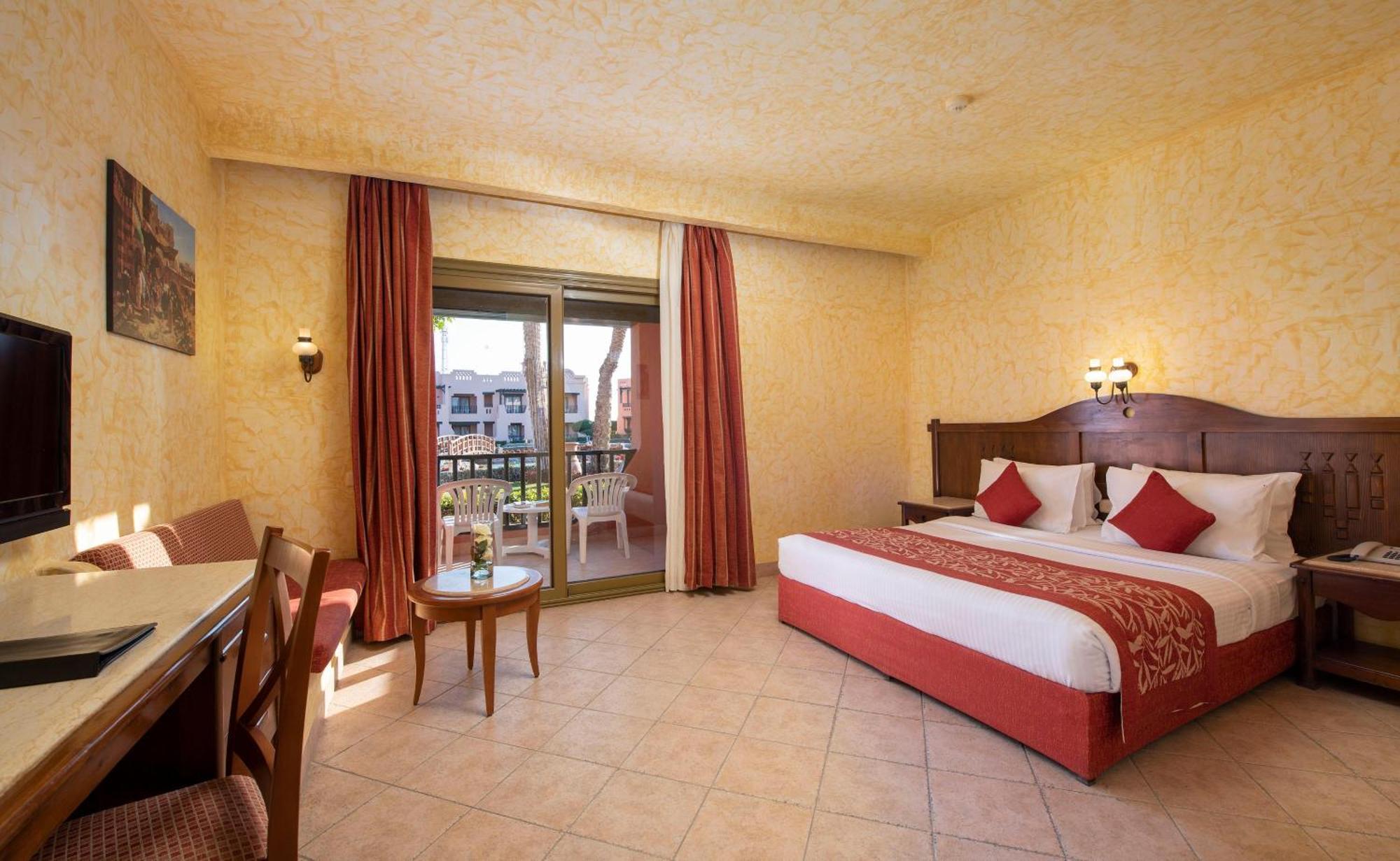 Habitación Estándar con vistas a la piscina