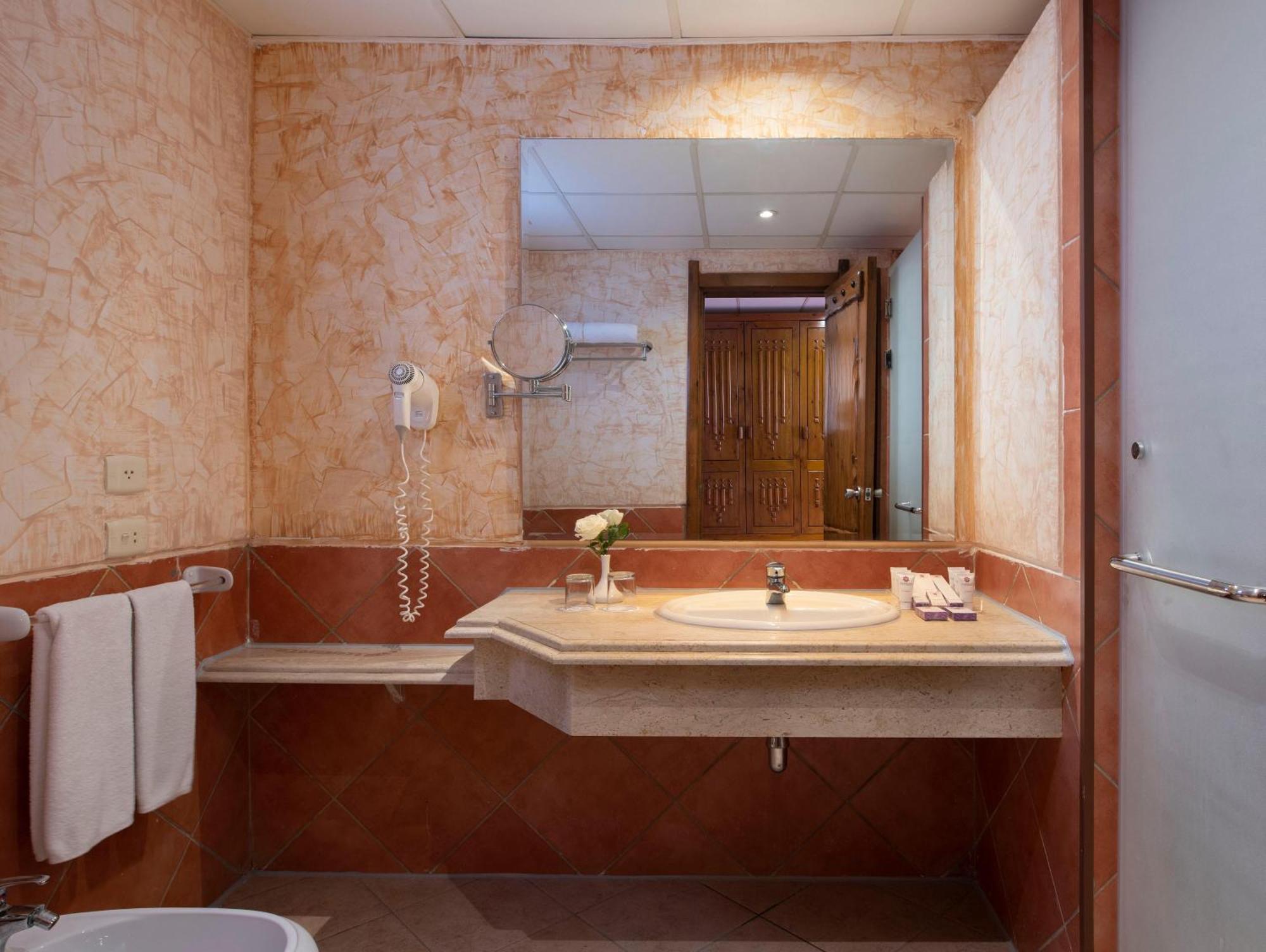 Habitación Triple con vistas a la piscina