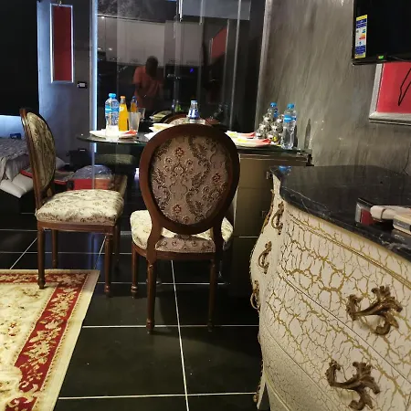 Chic Apartment 2-3