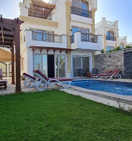 Amazing 5 Bedroom Villa With Private Swimming Pool-3