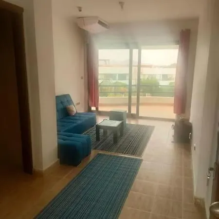 شقة جميلة مع مسبح و شاطيء خليج نعمة كريس-3