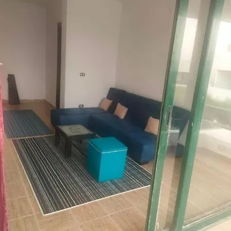شقة جميلة مع مسبح و شاطيء خليج نعمة كريس-2