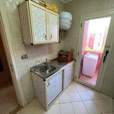 Glamorous And Newly Renovated Apartments-3
